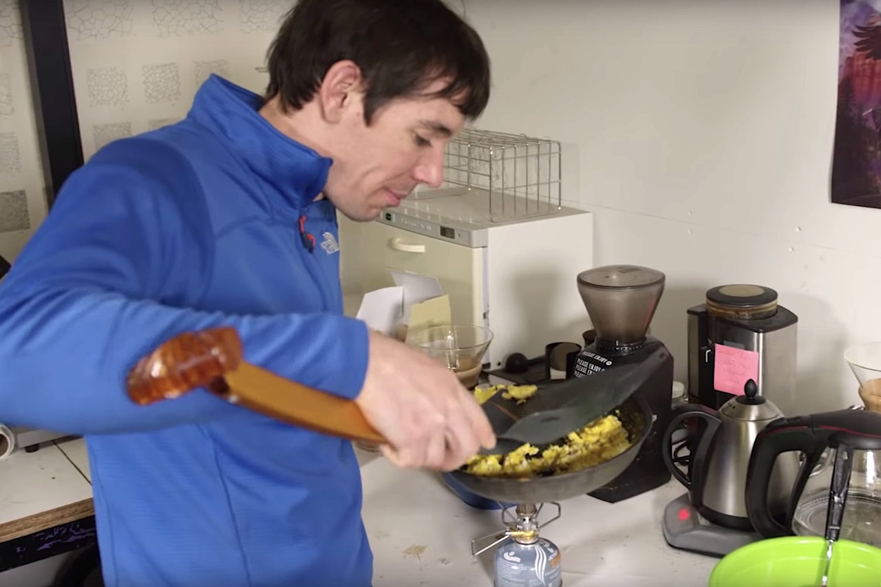 Alex Honnold under utviklingen av den nye stekespaden; Alex Honnold Signature Spatula Alex Honnold under utviklingen av den nye stekespaden; Alex Honnold Signature Spatula