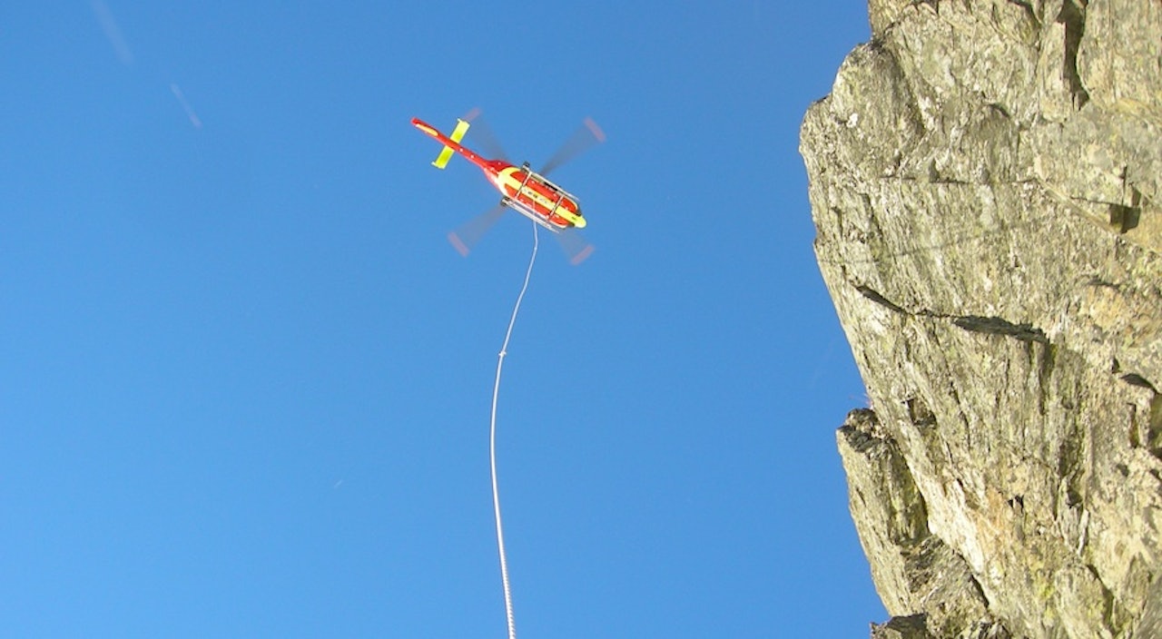 Øvelse: Klatrere som er med i de alpine redningsgruppene øver regelmessig med luftambulansen. Foto: Dan Halvorsen