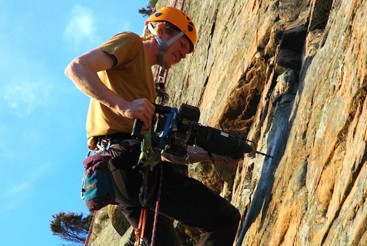Det skal gjøre vondt å borre et hull i Mor Norge. I lengden vil Dovre falle. Husk at de viktigste boltene er de nærmest bakken. Altfor mange klatreruter gir bakkefall når man drar opp tau for å klippe andre eller tredje bolt. Foto: Odd Magne Øgreid Det skal gjøre vondt å borre et hull i Mor Norge. I lengden vil Dovre falle. Husk at de viktigste boltene er de nærmest bakken. Altfor mange klatreruter gir bakkefall når man drar opp tau for å klippe andre eller tredje bolt. Foto: Odd Magne Øgreid
