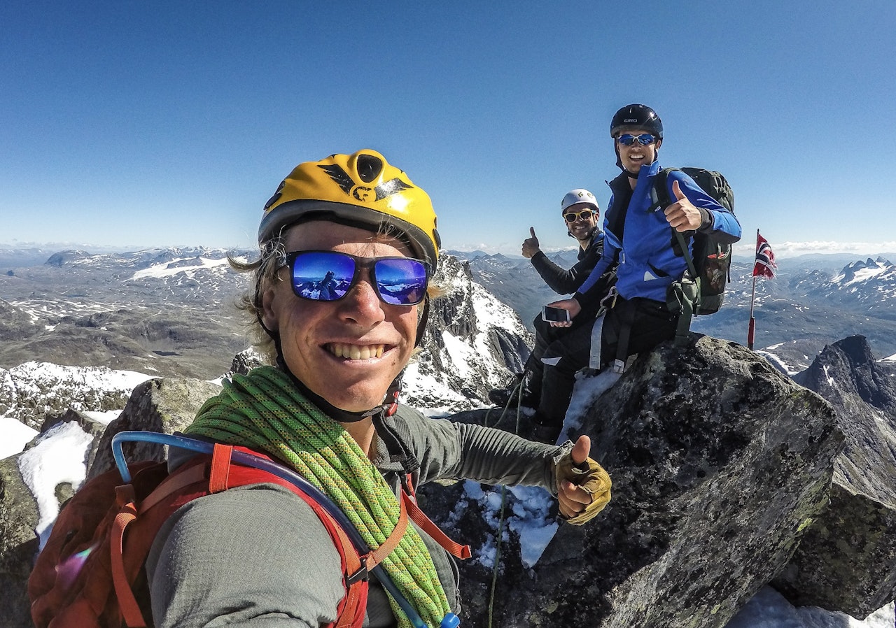 PÅ TOPPEN: Sondre byr på en såkalt «fjellsie» fra toppen av Storen. Foto: Selfie