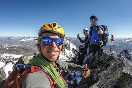 PÅ TOPPEN: Sondre byr på en såkalt «fjellsie» fra toppen av Storen. Foto: Selfie