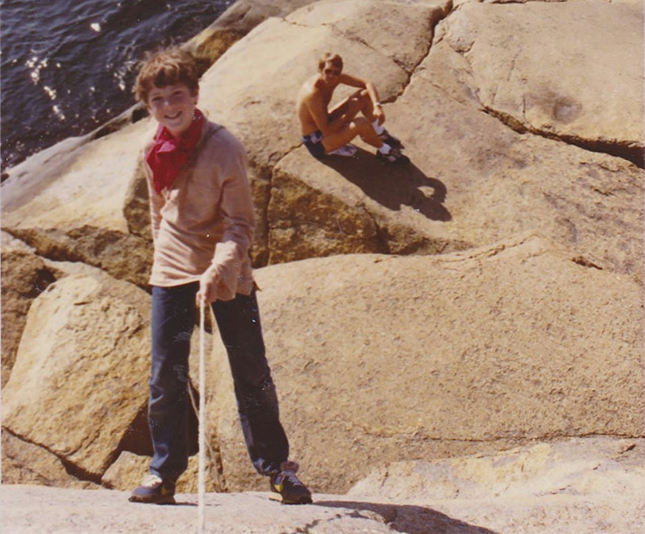 FRA LÆREBOKA? Tester ut lærdommen fra litt utdaterte klatrebøker, kroppsrappell på et svaberg. Foto: Thor Bjarne Bore FRA LÆREBOKA? Tester ut lærdommen fra litt utdaterte klatrebøker, kroppsrappell på et svaberg. Foto: Thor Bjarne Bore