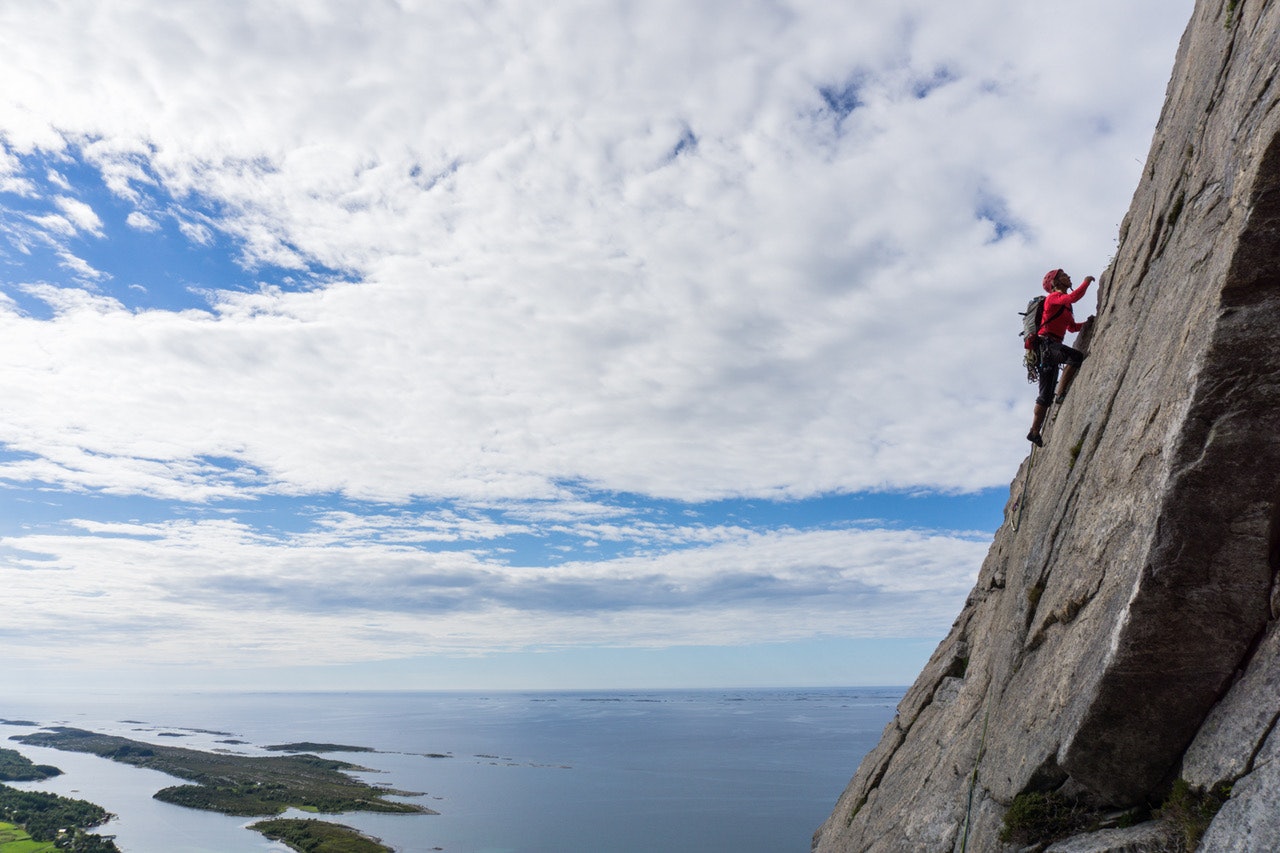 Klatring ved Kristiansund. Nå er ny fører ute. Her er Laila Knoph på Ravneggen (5, 6 tl) på Tustna. Foto: Magnus Thue Stokstad Klatring ved Kristiansund. Nå er ny fører ute. Her er Laila Knoph på Ravneggen (5, 6 tl) på Tustna. Foto: Magnus Thue Stokstad