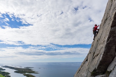 Klatring ved Kristiansund. Nå er ny fører ute.  Her er Laila Knoph på Ravneggen (5, 6 tl) på Tustna. Foto: Magnus Thue Stokstad Klatring ved Kristiansund. Nå er ny fører ute.  Her er Laila Knoph på Ravneggen (5, 6 tl) på Tustna. Foto: Magnus Thue Stokstad