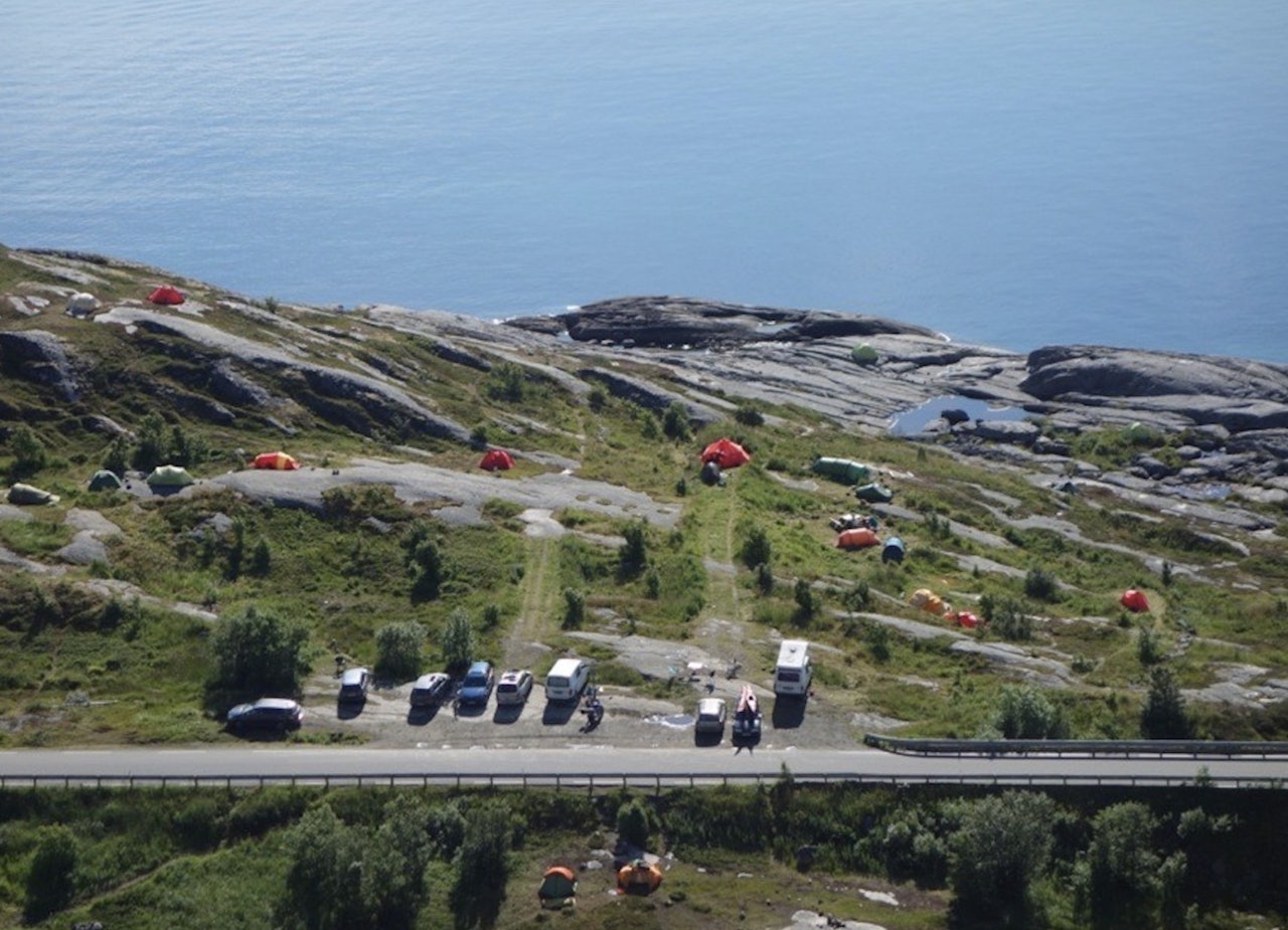 Hvilke klimahensyn tar vi klatrere? Kjenner du noen som vurderer klatreturen opp mot bilens CO2-utslipp? Her foto fra Gandalfveggen i Lofoten. Foto: Dag Hagen Hvilke klimahensyn tar vi klatrere? Kjenner du noen som vurderer klatreturen opp mot bilens CO2-utslipp? Her foto fra Gandalfveggen i Lofoten. Foto: Dag Hagen