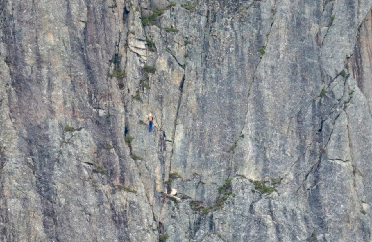 To polske klatrere på veg opp ei ny rute i den nedre delen av Catalonia-pillaren. Foto: Bjørn Magne Øverås To polske klatrere på veg opp ei ny rute i den nedre delen av Catalonia-pillaren. Foto: Bjørn Magne Øverås