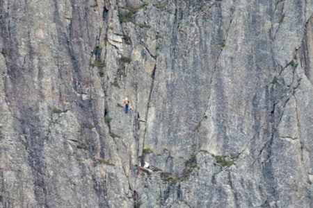 To polske klatrere på veg opp ei ny rute i den nedre delen av Catalonia-pillaren. Foto: Bjørn Magne Øverås To polske klatrere på veg opp ei ny rute i den nedre delen av Catalonia-pillaren. Foto: Bjørn Magne Øverås