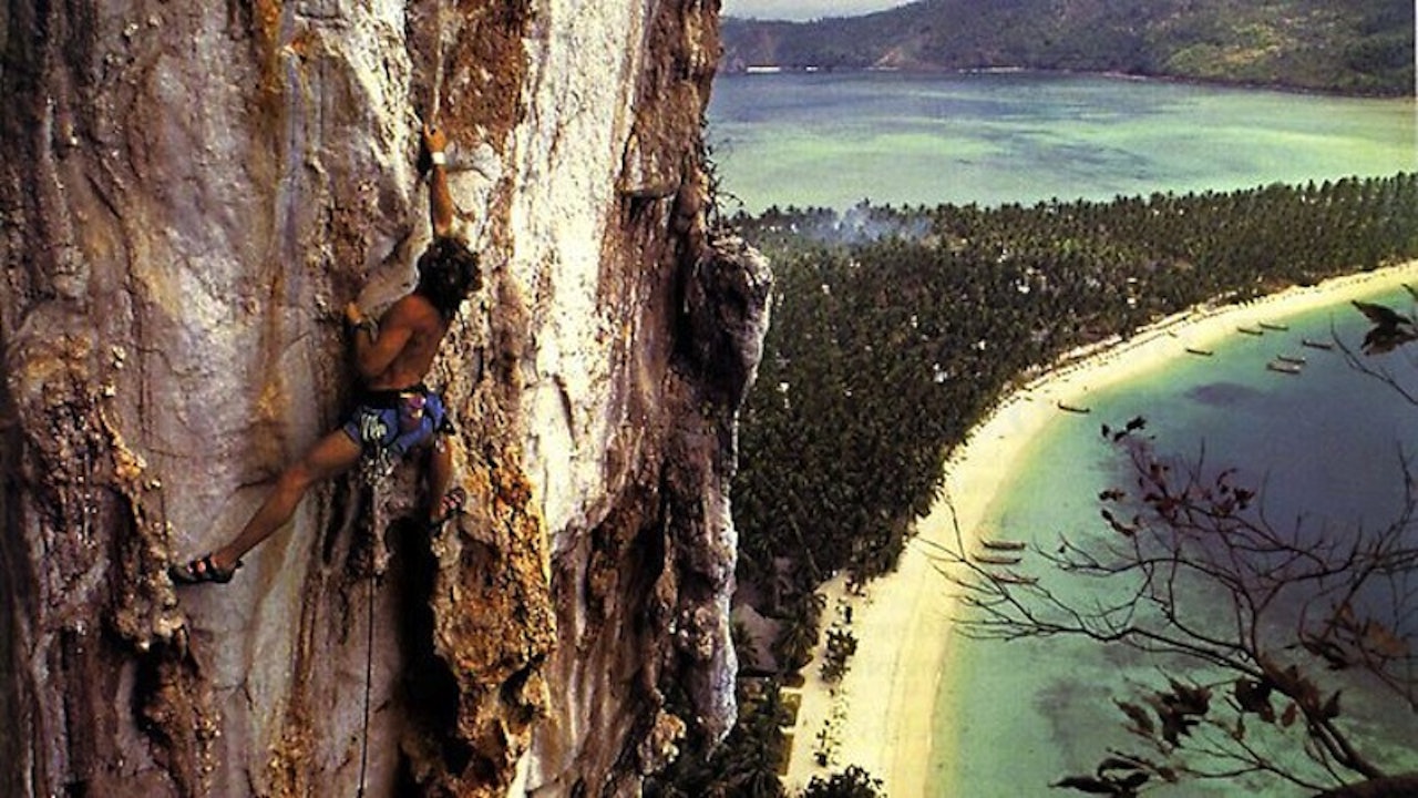 Klatring på Phi-Phi. Foto: National Features Klatring på Phi-Phi. Foto: National Features