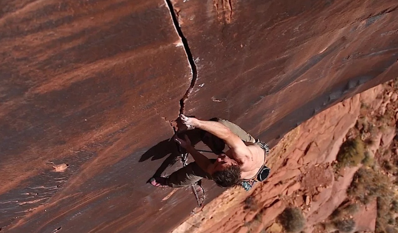 Enzo Oddo klatrer i Utah. Skjermdump fra filmen