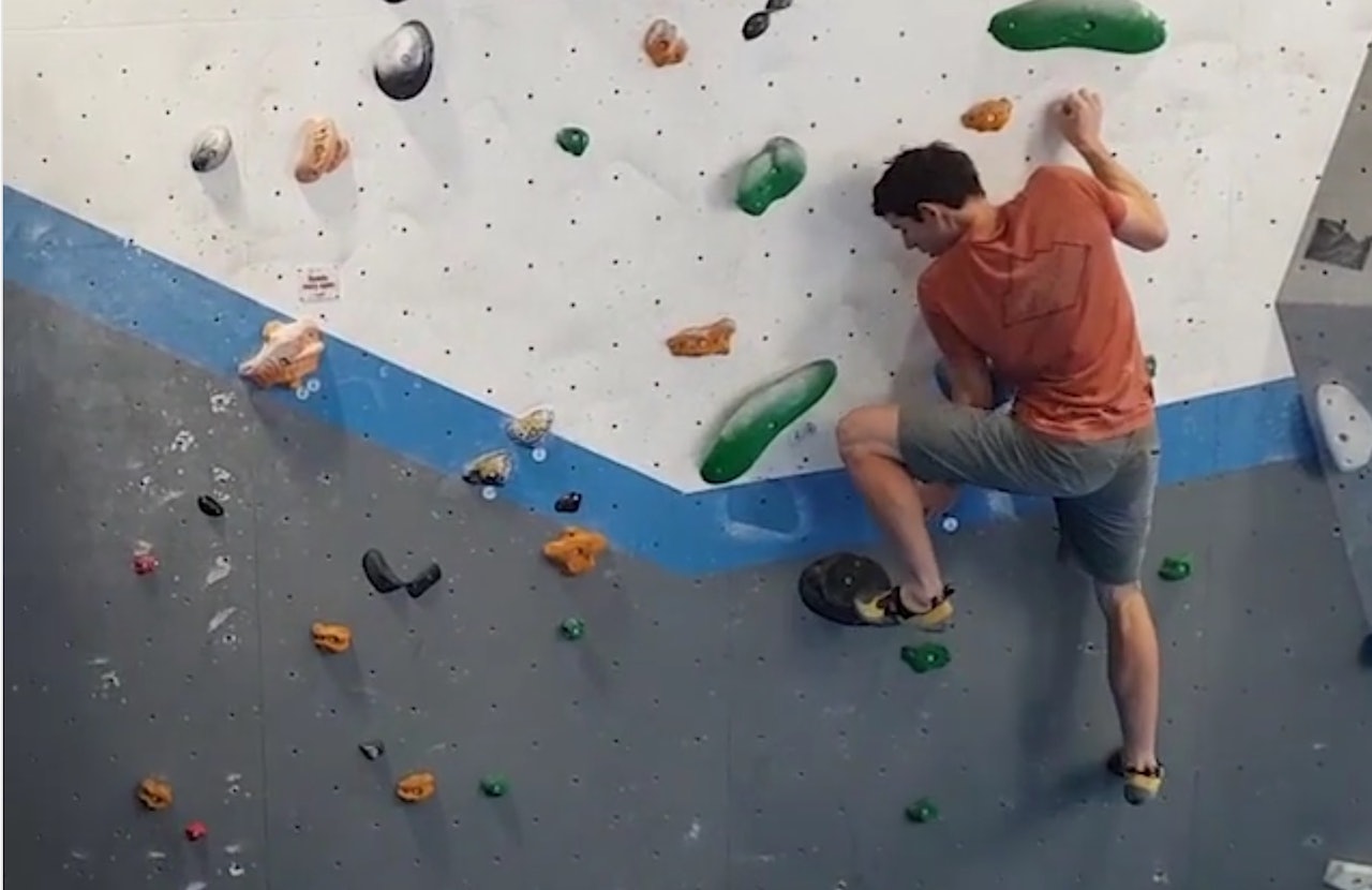 Alex Honnold går The Boulder Problem, som ble satt opp på inneveggen Vauxwall klatresenter i London. Det skulle borge for at det er en viss likhet med Freeriders crux. Alex Honnold går The Boulder Problem, som ble satt opp på inneveggen Vauxwall klatresenter i London. Det skulle borge for at det er en viss likhet med Freeriders crux.
