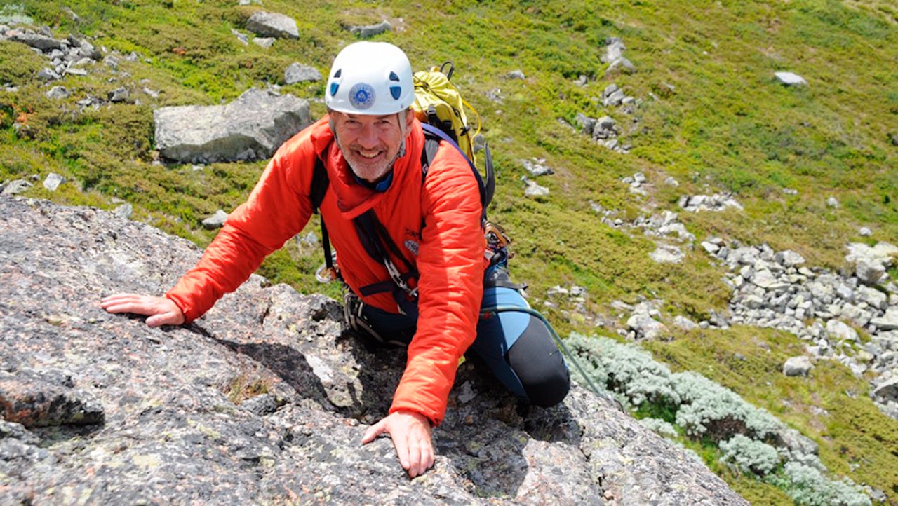 ADVARER: Tindevegleder Leif Inge Magnussen ønsker seg ikke Via Ferrata i Hornelen. Foto: Sverre Hjelmeland