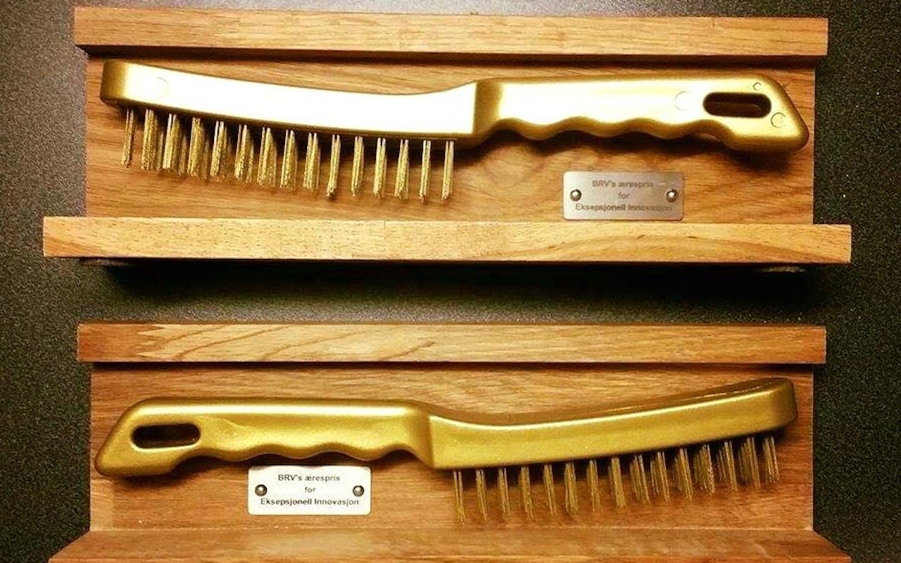 Belønnet: Priser til Jarle Riisa og Tore Årtun for å ha gått rundt 500 førstebestigninger rundt Stavanger. Imponerende. Foto: Jon Egil Auestad Belønnet: Priser til Jarle Riisa og Tore Årtun for å ha gått rundt 500 førstebestigninger rundt Stavanger. Imponerende. Foto: Jon Egil Auestad