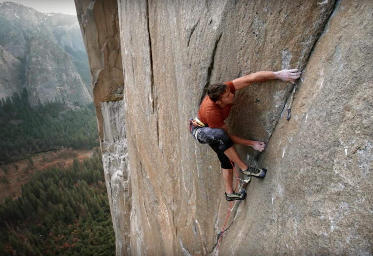 Tommy Caldwell på The Dawn Wall i Yosemite. Foto: Skjermdump fra traileren