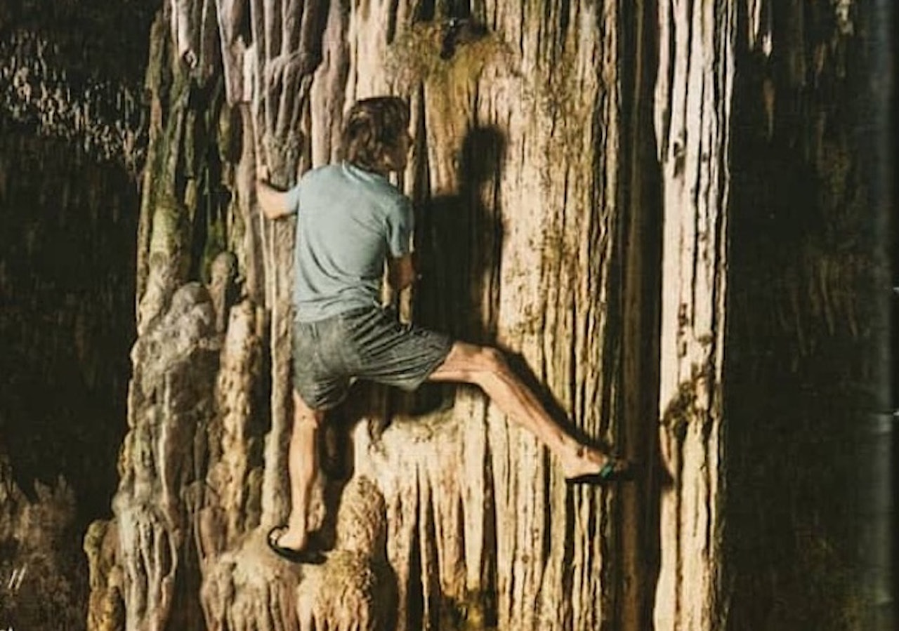 Chris Sharma poserer for klær i den siste katalogen til Prana. Det har provosert cavere, siden slik aktivitet kan skade dryppsteinen. Foto: Utsnitt fra katalogen. Chris Sharma poserer for klær i den siste katalogen til Prana. Det har provosert cavere, siden slik aktivitet kan skade dryppsteinen. Foto: Utsnitt fra katalogen.