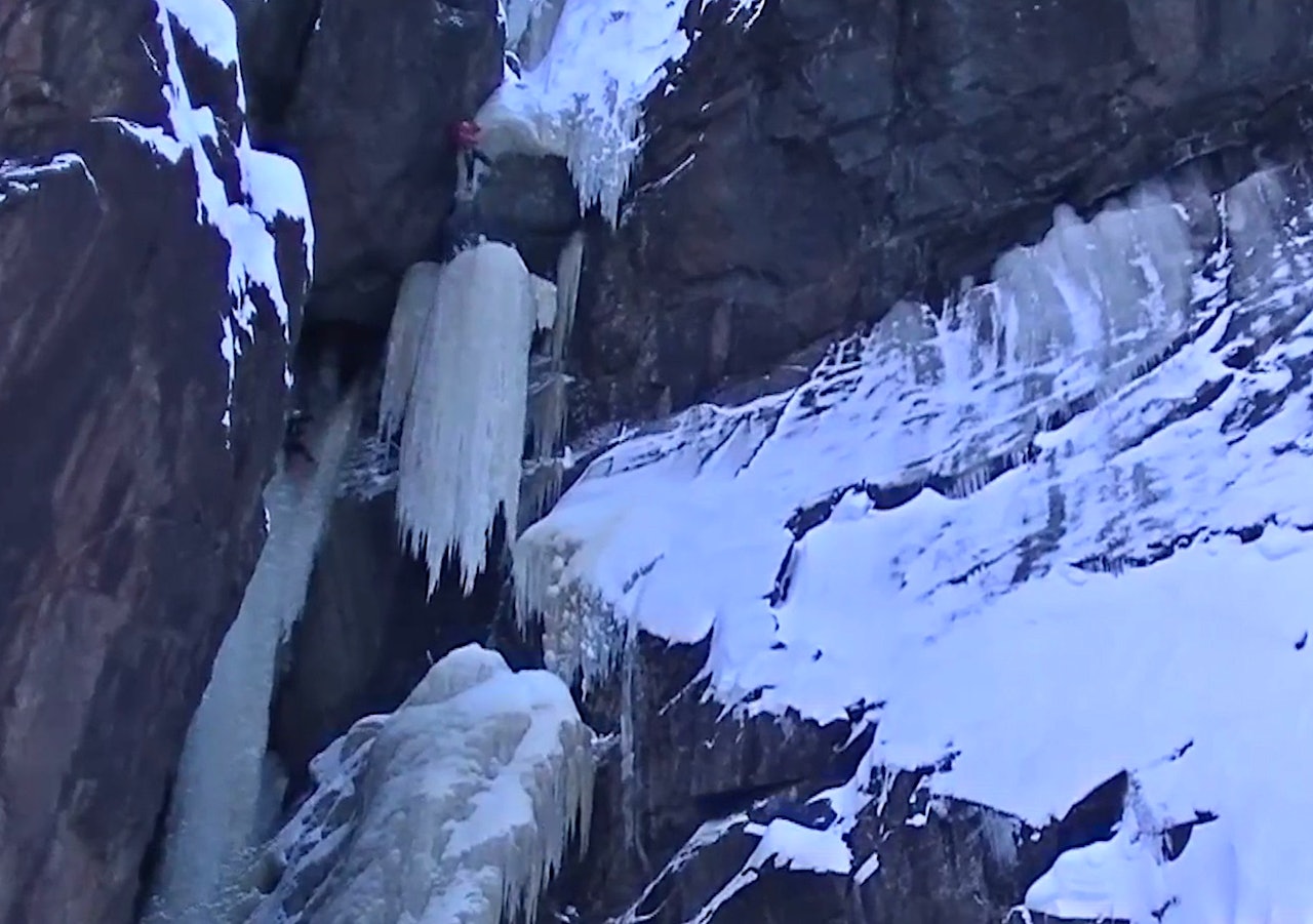 Her ser vi hele søyla falle, mens isklatreren blir hengende etter øksene. Hvordan han kom seg ut av den posisjonen vet vi ikke (enda). Foto: Skjermdump fra vimeo