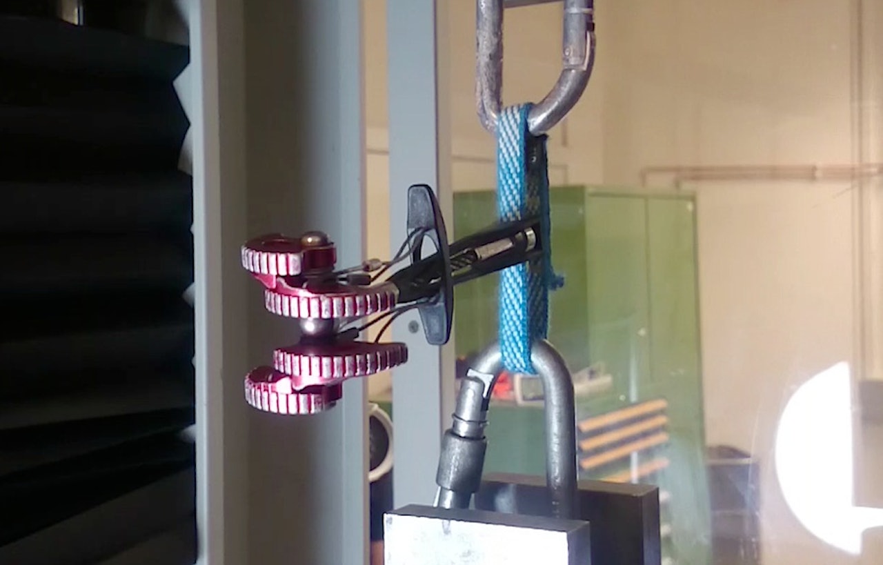 Test: Slyngen på en Wild Country Friend fra 1990 testes i strekkbenken. Foto: Dag Hagen Test: Slyngen på en Wild Country Friend fra 1990 testes i strekkbenken. Foto: Dag Hagen