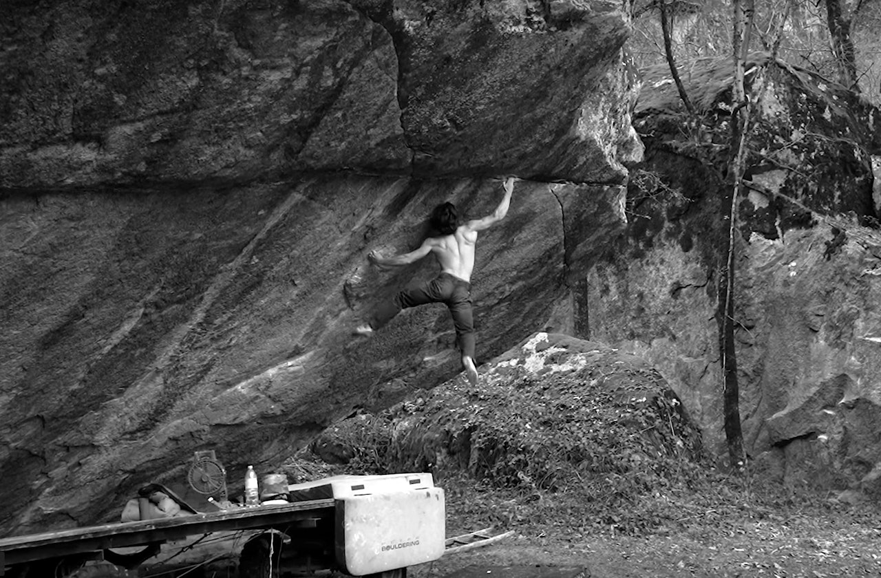 Shawn Raboutou førstebestiger sit/lav start på Off the wagon (8C+). Foto: Skjermdump fra Shawn Raboutous film Shawn Raboutou førstebestiger sit/lav start på Off the wagon (8C+). Foto: Skjermdump fra Shawn Raboutous film