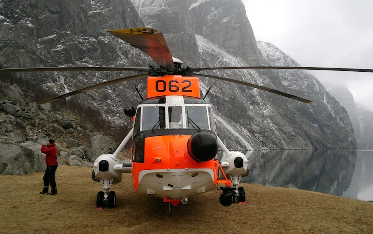 Slik har Sea Kingen stått parkert på idyllen Geitaneset under Kjerag mange ganger, men som regel for å hente basehoppere. Denne aktuelle dagen i februar 2012 var helikopteret inne for å hente omkomne klatrere. Slik har Sea Kingen stått parkert på idyllen Geitaneset under Kjerag mange ganger, men som regel for å hente basehoppere. Denne aktuelle dagen i februar 2012 var helikopteret inne for å hente omkomne klatrere.