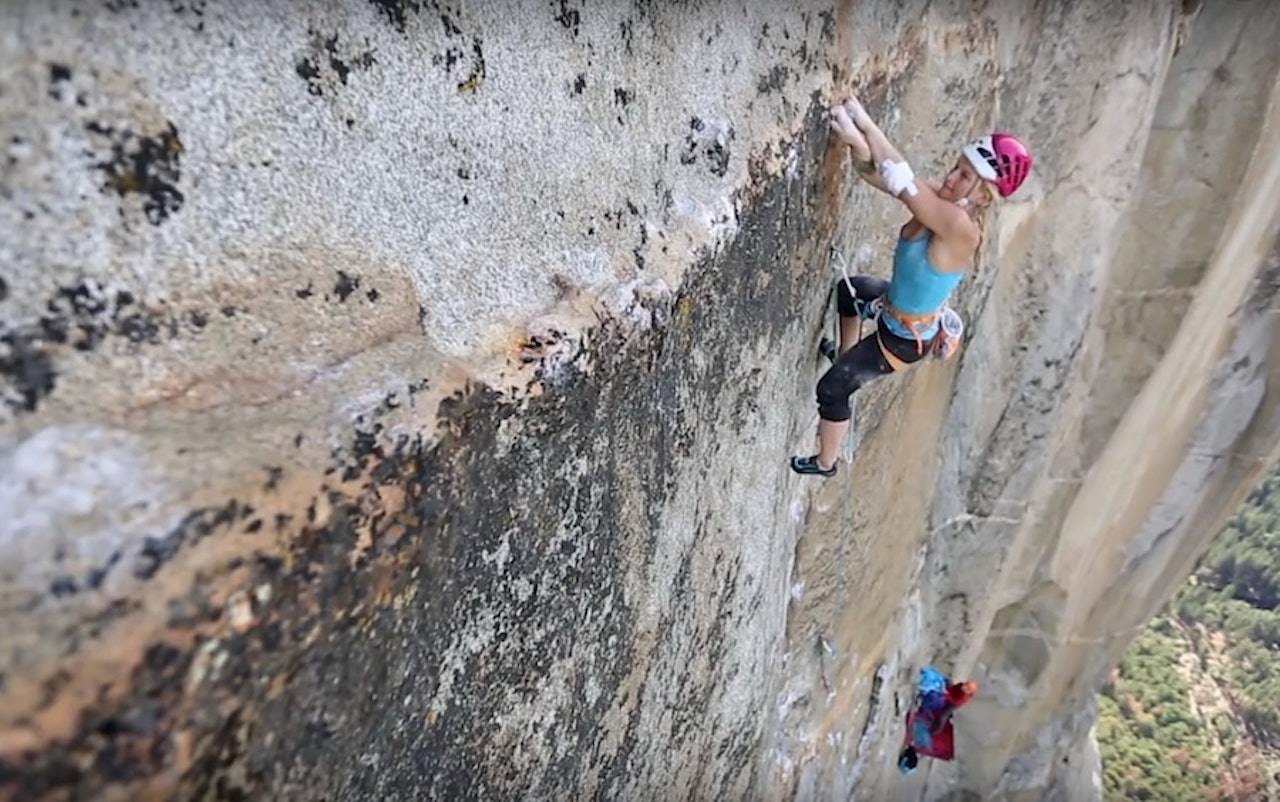 Emily Harrington friklatrer cruxet på Golden Gate (5.13) på El Capitan i Yosemite. Foto: Skjermdump fra Youtube.com