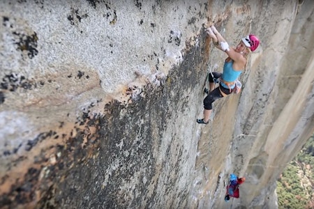 Emily Harrington friklatrer cruxet på Golden Gate (5.13) på El Capitan i Yosemite. Foto: Skjermdump fra Youtube.com Emily Harrington friklatrer cruxet på Golden Gate (5.13) på El Capitan i Yosemite. Foto: Skjermdump fra Youtube.com