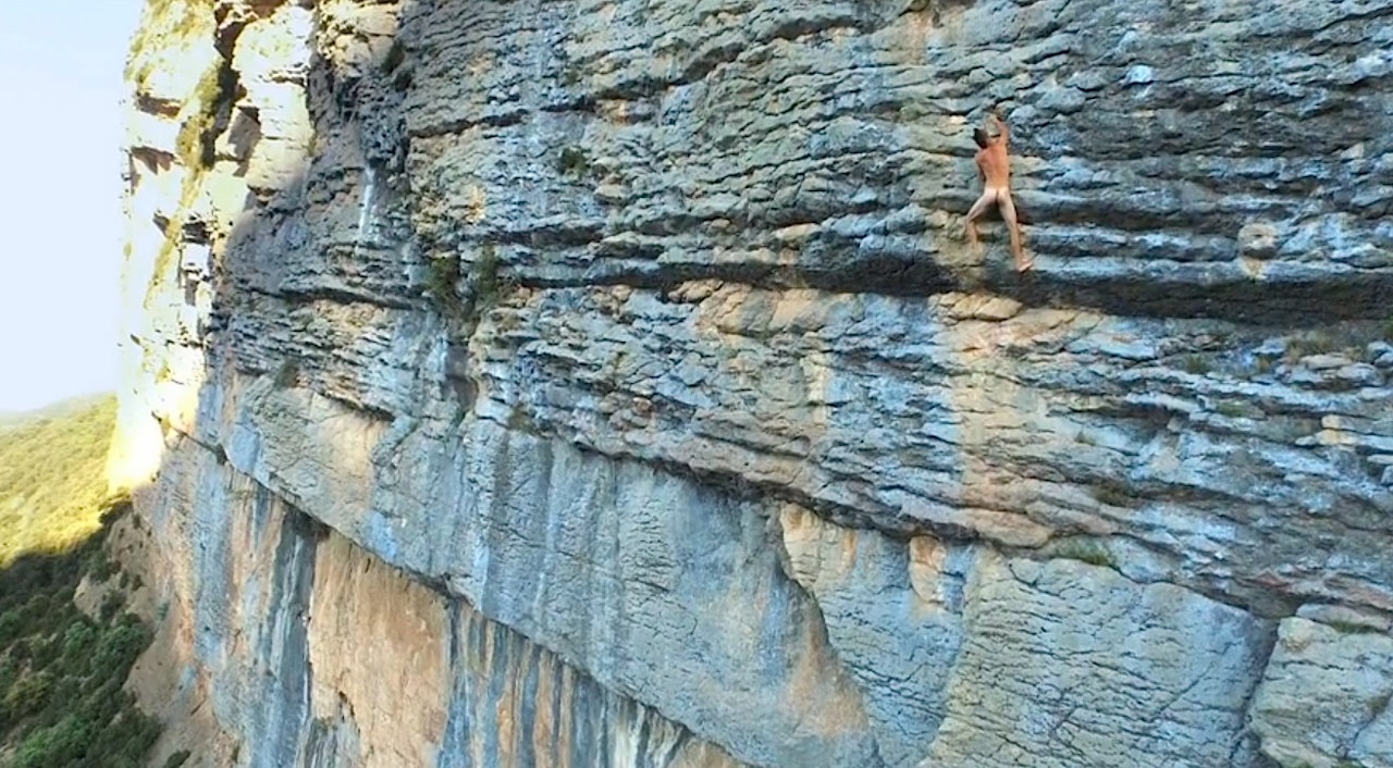 David Fusté frisoloerer uten hverken klær eller klatreutstyr. Foto: Skjermdump fra EpicTV.com David Fusté frisoloerer uten hverken klær eller klatreutstyr. Foto: Skjermdump fra EpicTV.com