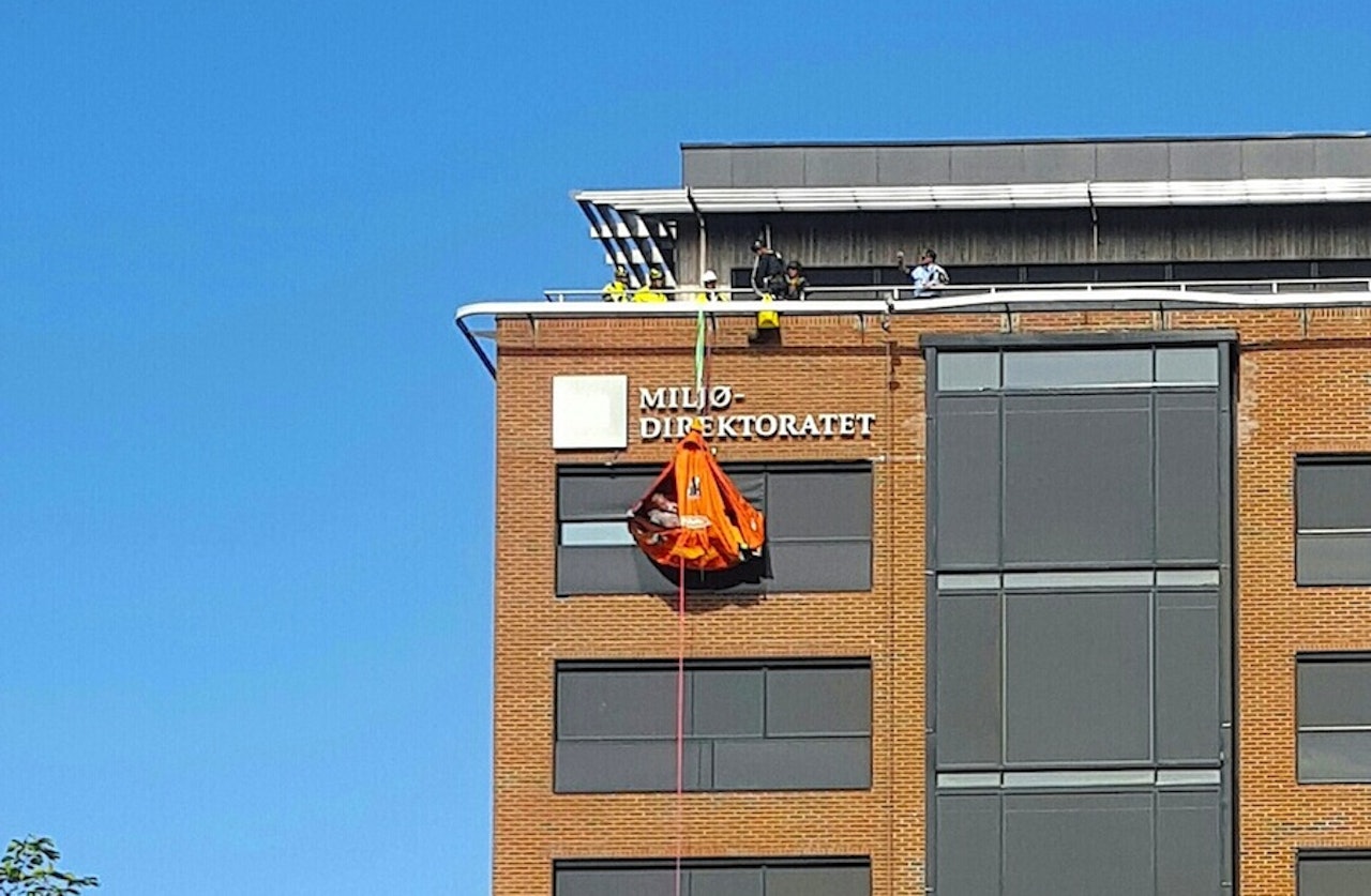 Frank Hugo Storelv henger høyt på veggen i protest mot kvikksølvforurensing i Oslofjorden. Foto: Ann-Katrin Schille Frank Hugo Storelv henger høyt på veggen i protest mot kvikksølvforurensing i Oslofjorden. Foto: Ann-Katrin Schille