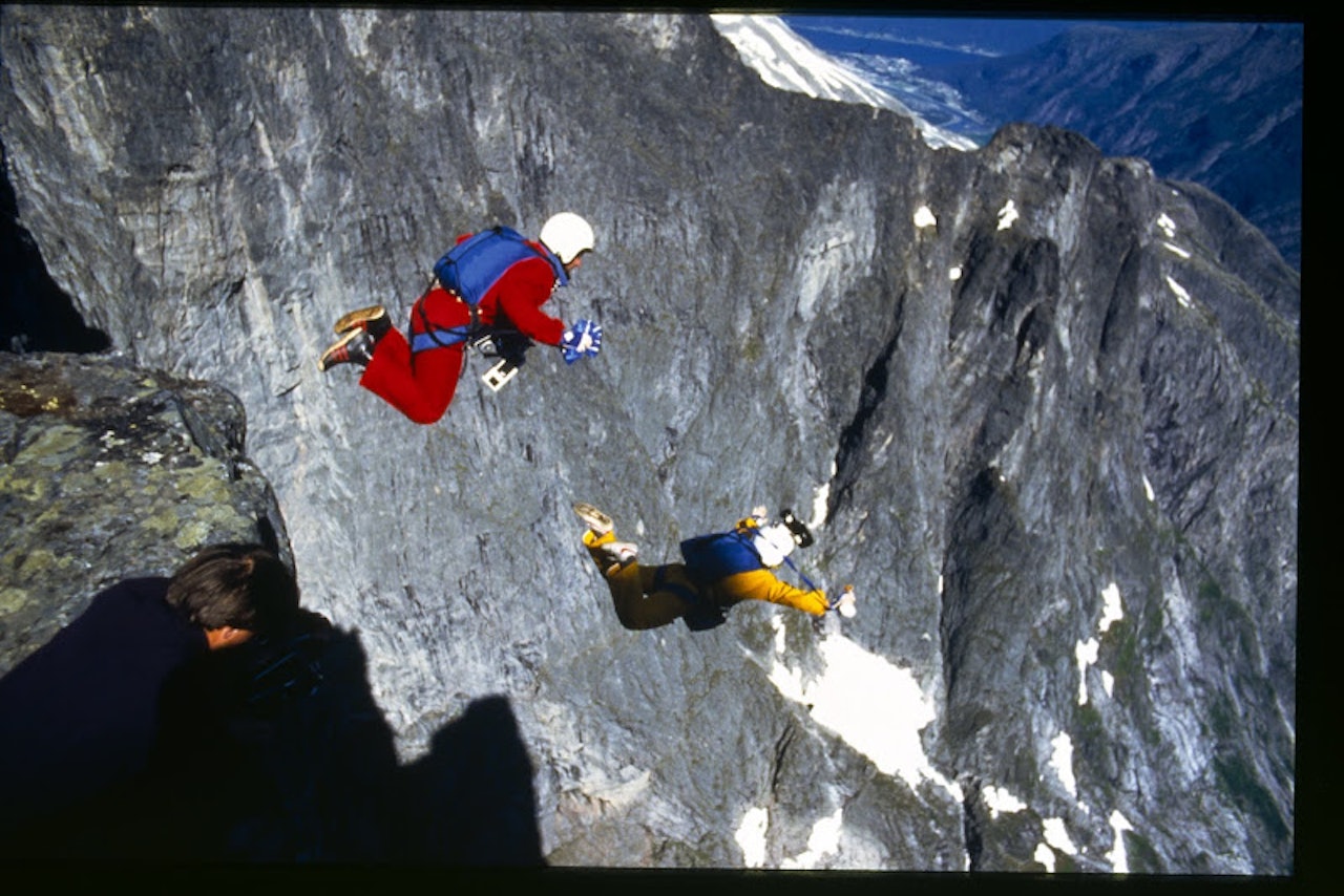 Carl og Jean Boenish under hopp fra Trollspiret i Trollveggen dagen før Carl omkom. Foto: Arnstein Myskja Carl og Jean Boenish under hopp fra Trollspiret i Trollveggen dagen før Carl omkom. Foto: Arnstein Myskja