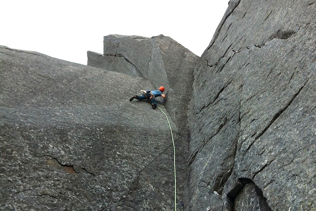 Teknisk klatring/fransk fri opp cruxtaulengden på Genus Locy (A2+, 9). Foto Torbjørn Solheim