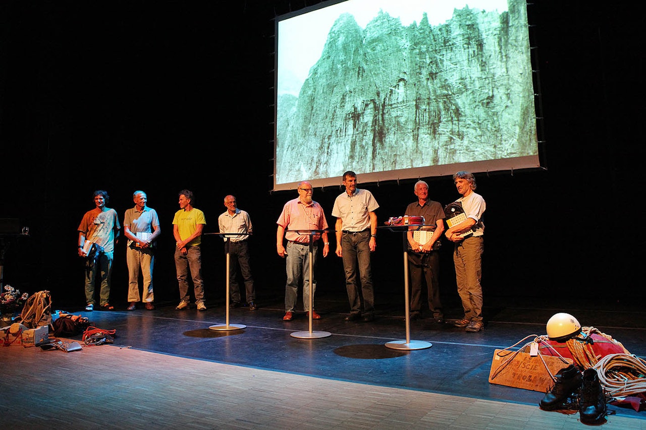 Helaften: Et godt knippe Trollvegg-helter samlet på scenen i Rauma Kulturhus. Foto: Matti Bernitz