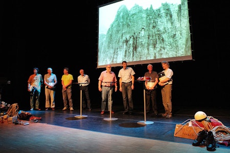 Helaften: Et godt knippe Trollvegg-helter samlet på scenen i Rauma Kulturhus. Foto: Matti Bernitz