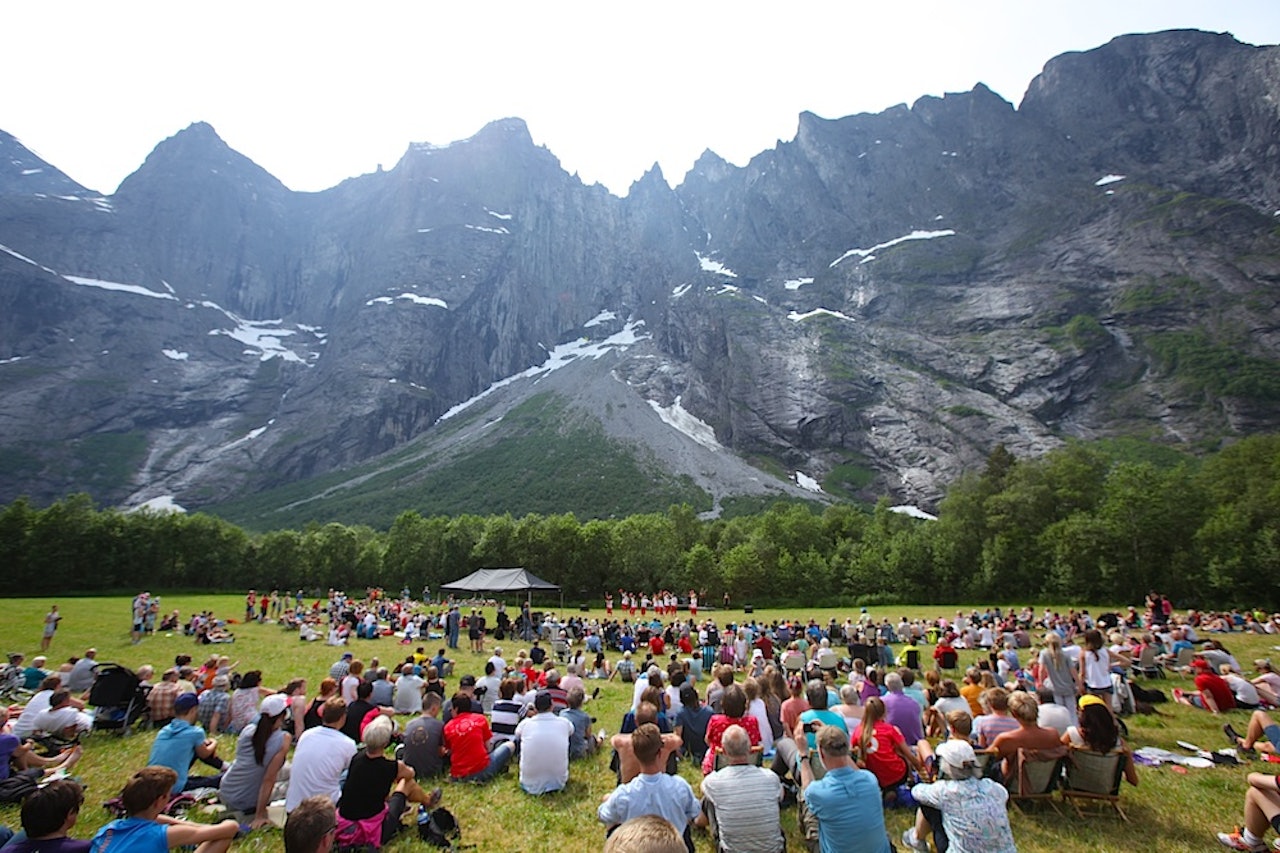 Dans under åpningen – under Trollveggen. Foto: Dag Hagen