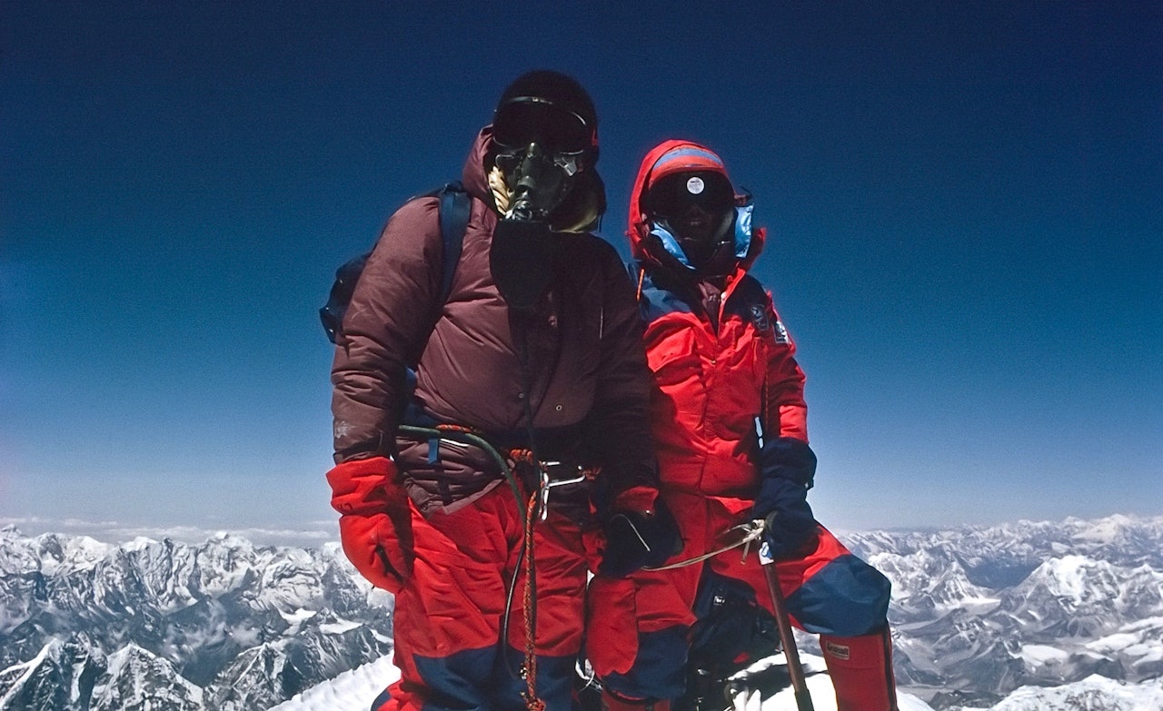 Chris Bonington til venstre og Ang Lhakpa på Everest i 1985.