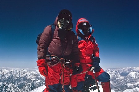 Chris Bonington til venstre og Ang Lhakpa på Everest i 1985.