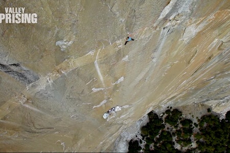 Tommy Caldwell på The Dawn wall (5.14.d). Skjermdump fra Youtube. 