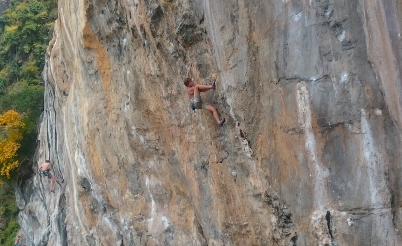Hannes Puman prøver seg på 8b+ på Dums Kitchen, Ton Sai. Foto: Dag Hagen Hannes Puman prøver seg på 8b+ på Dums Kitchen, Ton Sai. Foto: Dag Hagen