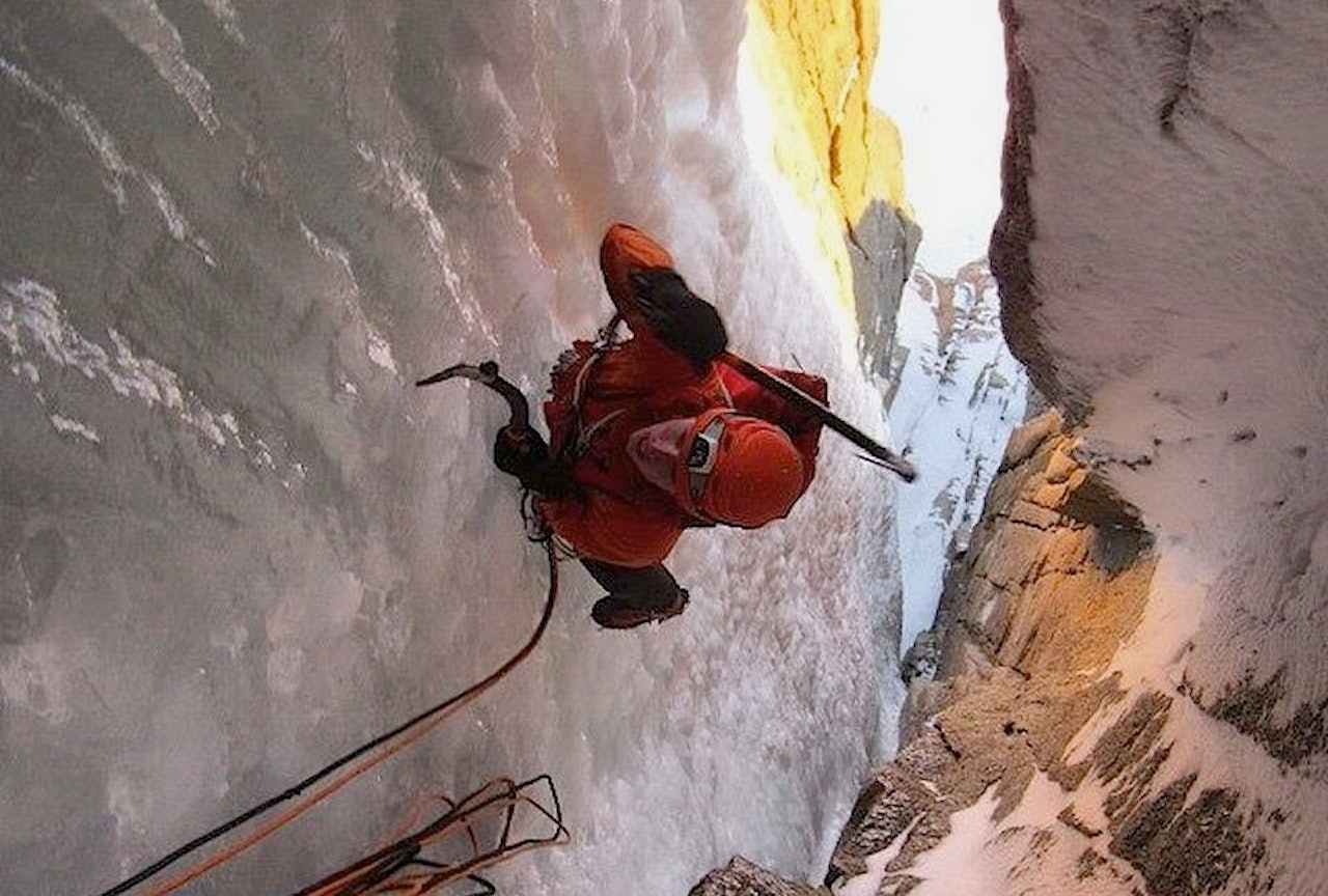Martin Skaar Olslund følger på Tomahawk (V C1 WI6, 450 m). Foto: Colin Haley, www.colinhaley.com Martin Skaar Olslund følger på Tomahawk (V C1 WI6, 450 m). Foto: Colin Haley, www.colinhaley.com