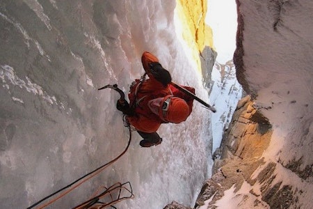 Martin Skaar Olslund følger på Tomahawk (V C1 WI6, 450 m). Foto: Colin Haley, www.colinhaley.com