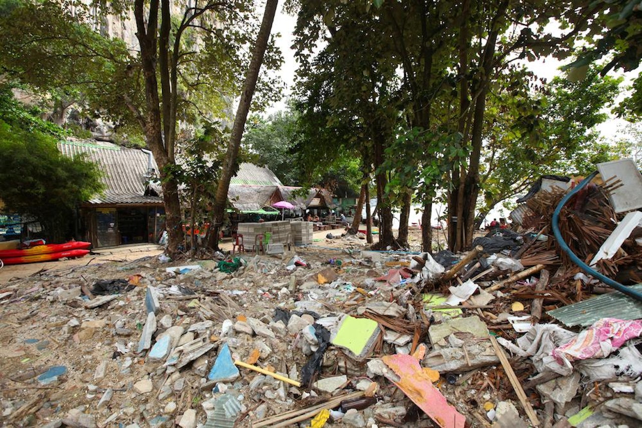 Revet: Alt på høyre siden av det som en gang var en livlig liten handlegate er revet. Bygningsmassene flyter, men skal angivelig fjernes. Foto: Dag Hagen  Revet: Alt på høyre siden av det som en gang var en livlig liten handlegate er revet. Bygningsmassene flyter, men skal angivelig fjernes. Foto: Dag Hagen