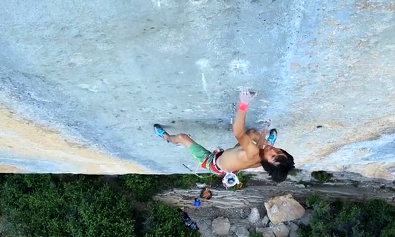 Sachi Amma går Biographie (9a+) i Ceüse, Frankrike. Skjermdump fra filmen. Sachi Amma går Biographie (9a+) i Ceüse, Frankrike. Skjermdump fra filmen.