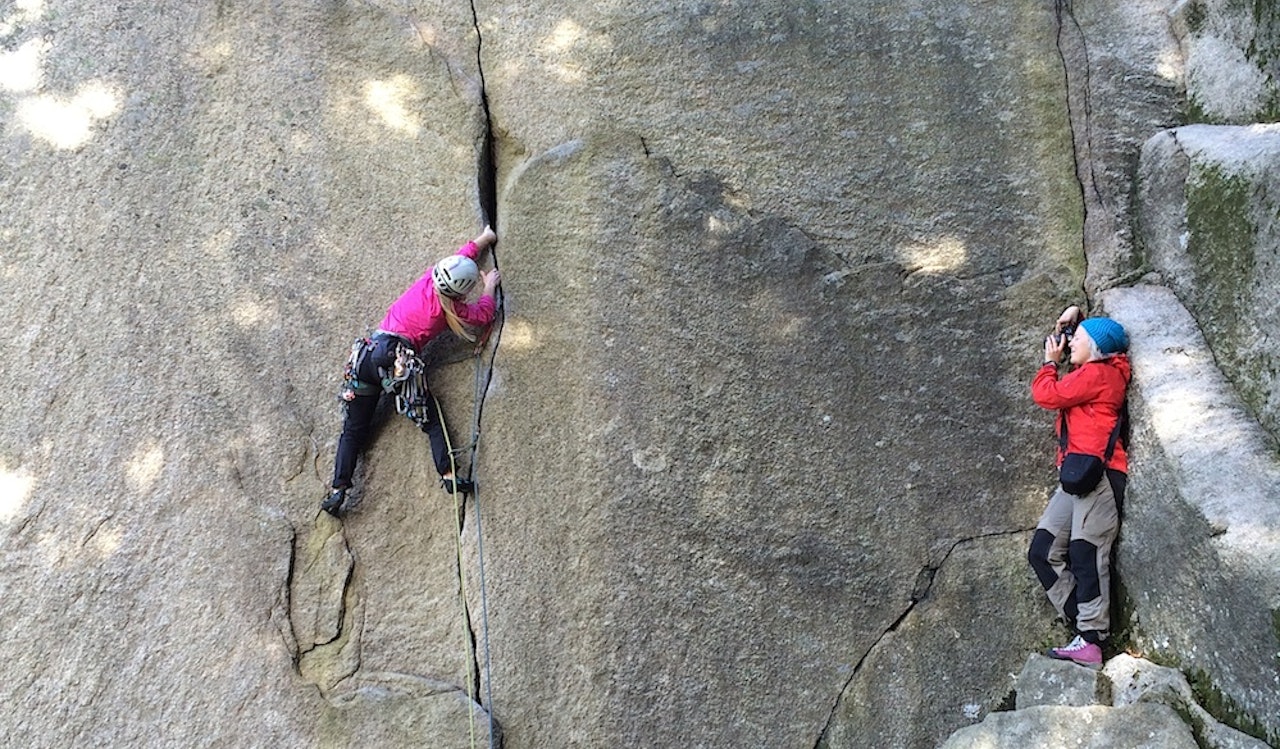 Støt: Johanna Stålnacke viser hvordan det kan gjøres på Masken (7) på Lille Galgeberget. Foto: Mari Dahl Schlanbusch Støt: Johanna Stålnacke viser hvordan det kan gjøres på Masken (7) på Lille Galgeberget. Foto: Mari Dahl Schlanbusch