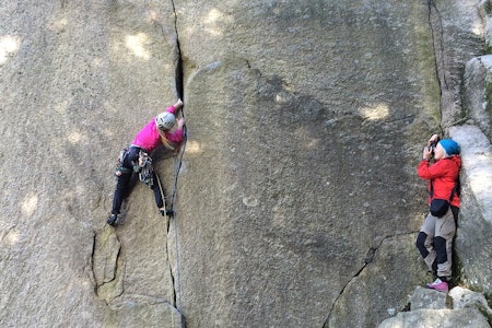 Støt: Johanna Stålnacke viser hvordan det kan gjøres på Masken (7) på Lille Galgeberget. Foto: Mari Dahl Schlanbusch Støt: Johanna Stålnacke viser hvordan det kan gjøres på Masken (7) på Lille Galgeberget. Foto: Mari Dahl Schlanbusch