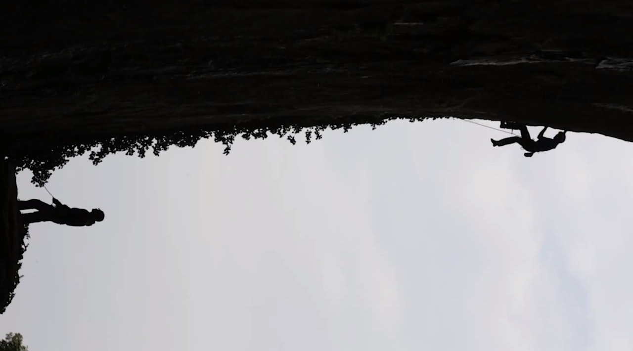 Petzl setter ting på hodet ved å snu kameraet på høykant. Skjermdump fra filmen. Petzl setter ting på hodet ved å snu kameraet på høykant. Skjermdump fra filmen.