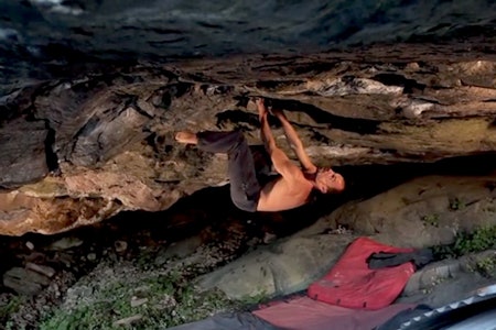 Martin Mobråten på Bonderomantikk (8B). Skjermdump fra Vimeo. Martin Mobråten på Bonderomantikk (8B). Skjermdump fra Vimeo.