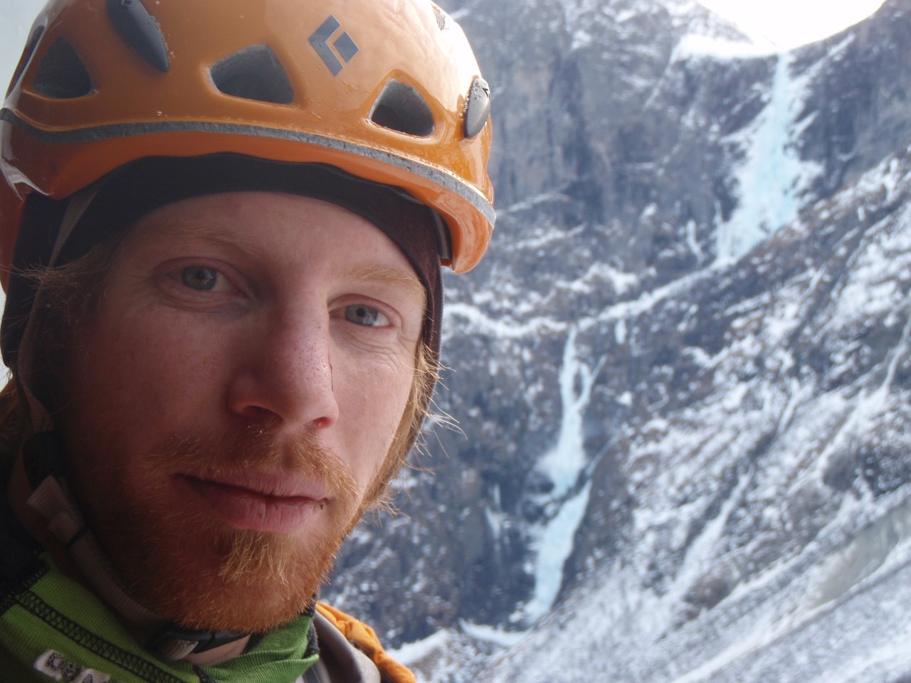 ISKLATRER: Kristian Brønstad med Mardalsfossen i bakgrunnen, januar 2010. Foto: Joakim Gaupset Eide