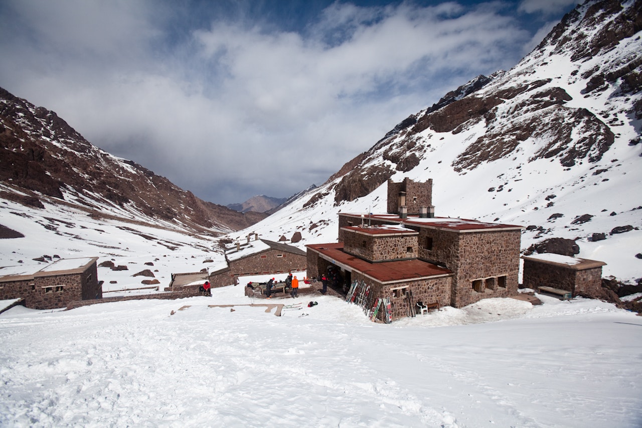 Utgangspunktet for skiturer i Atlasfjellene og området rundt Toubkal er Refuge du Toubkal, som ligger 3207 moh