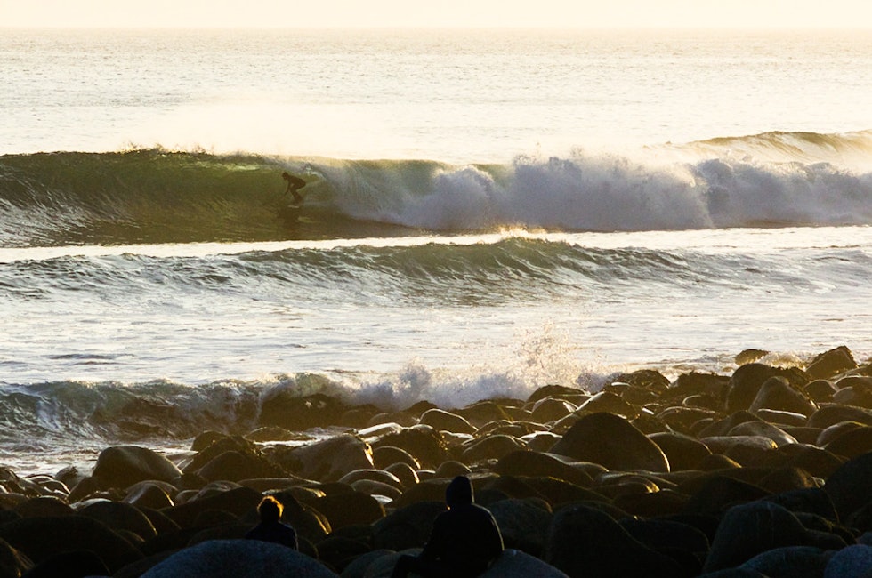 Det var spesielt én dag, evt natt det smalt her oppe. Periodeswell, god størrelse og nesten helt vindtille. Det skjer egentlig aldri. Bilde: Petter Foshaug