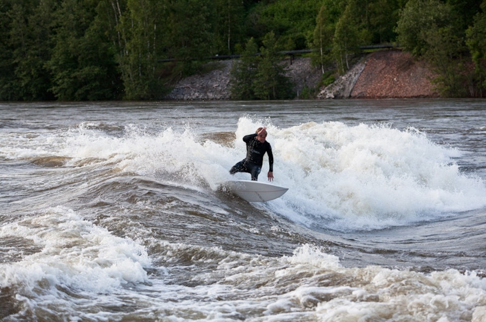 GLOMMA: Jarand Fretheim fikk dreisen på den stående bølgen i Glomma etterhvert.
