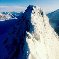 Sigbjørn Veslegard ved rappellen på vei ned fra toppen. Foto: Marius O. Larsen