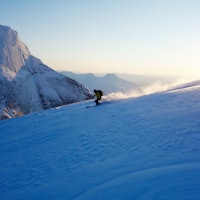 Marius i flotte skiforhold på vei ned fra fortoppen. Presttind i bakgrunnen. Foto: Sigbjørn Veslegard