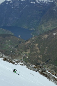 Christian Kongerud ned Dalsnibba med vakre Geiranger i bakgrunnen. Foto: Hans Petter Hval. Christian Kongerud ned Dalsnibba med vakre Geiranger i bakgrunnen. Foto: Hans Petter Hval.